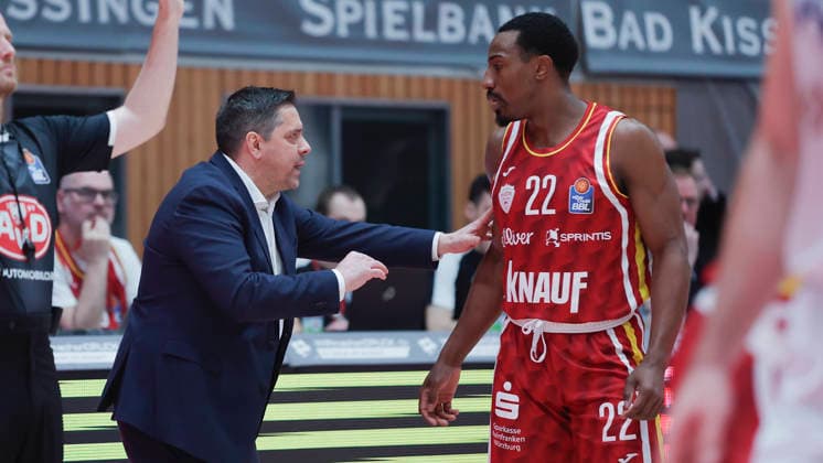 Im Bild: v.li. Head-Coach Sasa Filipovski (Wuerzburg Baskets) und Johnathan Stove (Wuerzburg Baskets, 22) besprechen sich 13.02.2026, Fitness First Wuerzburg Baskets vs. MLP Academics Heidelberg, easyCredit BBL, 20. Spieltag, Deutschland, 97072, tectake-Arena Wuerzburg, Copyright: HMBxMedia xJulienxBecker