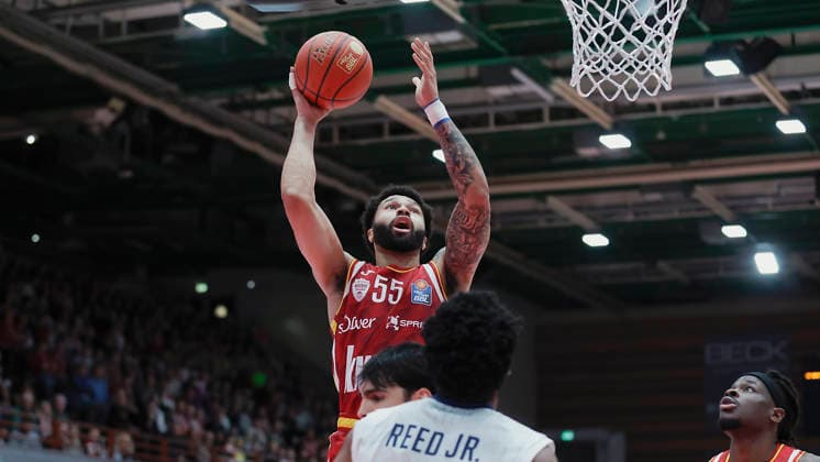 Im Bild: v.li. David Muenkat (Wuerzburg Baskets, 55) und daneben Charles Thompson (Wuerzburg Baskets, 32) 13.02.2026, Fitness First Wuerzburg Baskets vs. MLP Academics Heidelberg, easyCredit BBL, 20. Spieltag, Deutschland, 97072, tectake-Arena Wuerzburg, Copyright: HMBxMedia xJulienxBecker