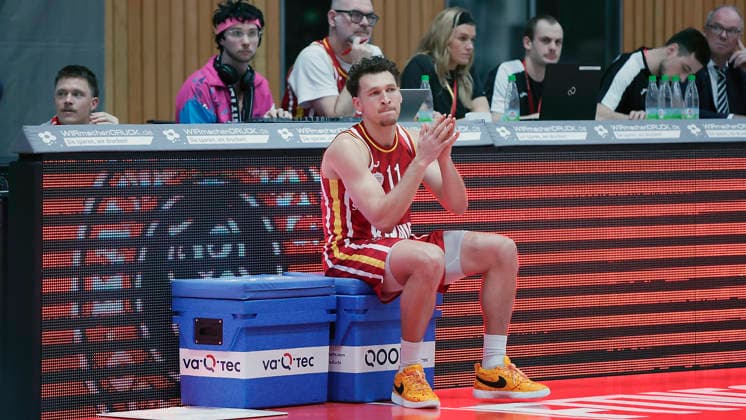 Im Bild: Brae Ivey (Wuerzburg Baskets, 11) feuert seine Mitspieler an 13.02.2026, Fitness First Wuerzburg Baskets vs. MLP Academics Heidelberg, easyCredit BBL, 20. Spieltag, Deutschland, 97072, tectake-Arena Wuerzburg, Copyright: HMBxMedia xJulienxBecker