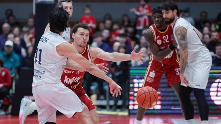 Im Bild: v.li. Erol Ersek (MLP Academics Heidelberg, 11) wird von Brae Ivey (Wuerzburg Baskets, 11) verteidigt 13.02.2026, Fitness First Wuerzburg Baskets vs. MLP Academics Heidelberg, easyCredit BBL, 20. Spieltag, Deutschland, 97072, tectake-Arena Wuerzburg, Copyright: HMBxMedia xJulienxBecker
