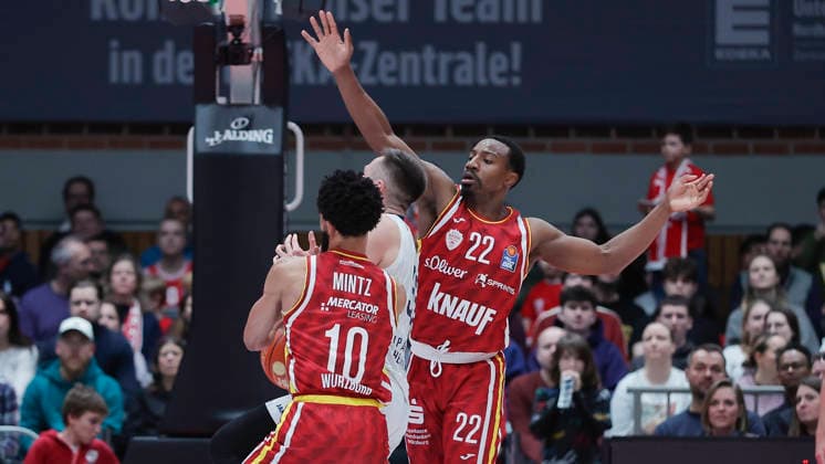 Im Bild: Davion Mintz (Wuerzburg Baskets, 10), links im Bild und Johnathan Stove (Wuerzburg Baskets, 22), rechts im Bild verteidigen Ryan Mikesell (MLP Academics Heidelberg, 33) 13.02.2026, Fitness First Wuerzburg Baskets vs. MLP Academics Heidelberg, easyCredit BBL, 20. Spieltag, Deutschland, 97072, tectake-Arena Wuerzburg, Copyright: HMBxMedia xJulienxBecker