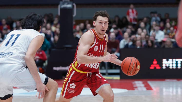 Im Bild: v.li. Erol Ersek (MLP Academics Heidelberg, 11) gegen Brae Ivey (Wuerzburg Baskets, 11) 13.02.2026, Fitness First Wuerzburg Baskets vs. MLP Academics Heidelberg, easyCredit BBL, 20. Spieltag, Deutschland, 97072, tectake-Arena Wuerzburg, Copyright: HMBxMedia xJulienxBecker