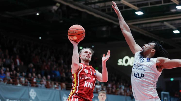 Im Bild: v.li. Lukas Herzog (Wuerzburg Baskets, 1) gegen Osun Osunniyi (MLP Academics Heidelberg, 12) 13.02.2026, Fitness First Wuerzburg Baskets vs. MLP Academics Heidelberg, easyCredit BBL, 20. Spieltag, Deutschland, 97072, tectake-Arena Wuerzburg, Copyright: HMBxMedia xJulienxBecker