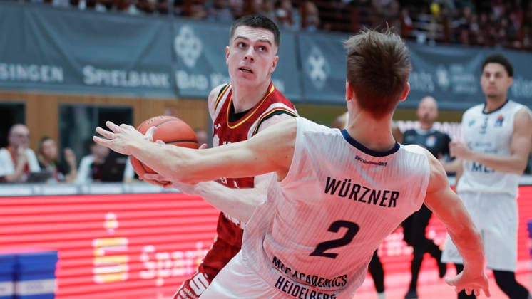 Im Bild: v.li. Christian Skladanowski (Wuerzburg Baskets, 19) gegen Niklas Wuerzner (MLP Academics Heidelberg, 2) 13.02.2026, Fitness First Wuerzburg Baskets vs. MLP Academics Heidelberg, easyCredit BBL, 20. Spieltag, Deutschland, 97072, tectake-Arena Wuerzburg, Copyright: HMBxMedia xJulienxBecker