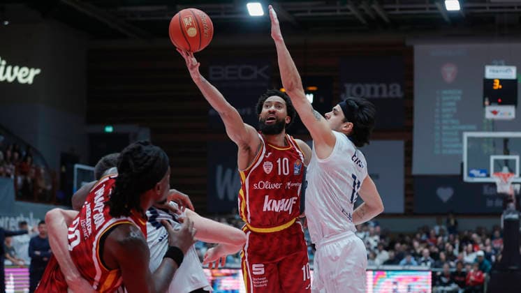 Im Bild: v.li. Davion Mintz (Wuerzburg Baskets, 10) mit dem Korbleger gegen Erol Ersek (MLP Academics Heidelberg, 11) 13.02.2026, Fitness First Wuerzburg Baskets vs. MLP Academics Heidelberg, easyCredit BBL, 20. Spieltag, Deutschland, 97072, tectake-Arena Wuerzburg, Copyright: HMBxMedia xJulienxBecker