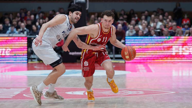 Im Bild: v.li. Erol Ersek (MLP Academics Heidelberg, 11) gegen Brae Ivey (Wuerzburg Baskets, 11) am Ball 13.02.2026, Fitness First Wuerzburg Baskets vs. MLP Academics Heidelberg, easyCredit BBL, 20. Spieltag, Deutschland, 97072, tectake-Arena Wuerzburg, Copyright: HMBxMedia xJulienxBecker