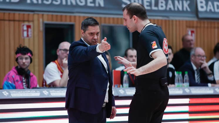 Im Bild: v.li. Head-Coach Sasa Filipovski (Wuerzburg Baskets) bespricht sich mit Schiedsrichter Armin Mutapcic 13.02.2026, Fitness First Wuerzburg Baskets vs. MLP Academics Heidelberg, easyCredit BBL, 20. Spieltag, Deutschland, 97072, tectake-Arena Wuerzburg, Copyright: HMBxMedia xJulienxBecker