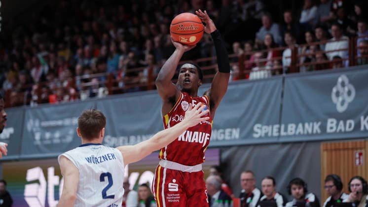 Im Bild: v.li. Niklas Wuerzner (MLP Academics Heidelberg, 2) gegen den Korbwurf von Marcus Carr(Wuerzburg Baskets, 5) 13.02.2026, Fitness First Wuerzburg Baskets vs. MLP Academics Heidelberg, easyCredit BBL, 20. Spieltag, Deutschland, 97072, tectake-Arena Wuerzburg, Copyright: HMBxMedia xJulienxBecker