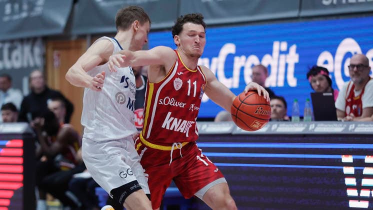 Im Bild: v.li. Niklas Wuerzner (MLP Academics Heidelberg, 2) gegen Brae Ivey (Wuerzburg Baskets, 11) am Ball 13.02.2026, Fitness First Wuerzburg Baskets vs. MLP Academics Heidelberg, easyCredit BBL, 20. Spieltag, Deutschland, 97072, tectake-Arena Wuerzburg, Copyright: HMBxMedia xJulienxBecker