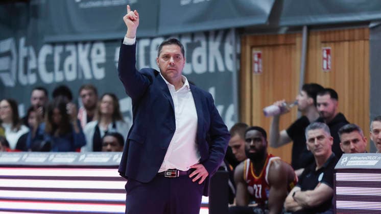 Im Bild: Head-Coach Sasa Filipovski (Wuerzburg Baskets) mit Anweisungen 13.02.2026, Fitness First Wuerzburg Baskets vs. MLP Academics Heidelberg, easyCredit BBL, 20. Spieltag, Deutschland, 97072, tectake-Arena Wuerzburg, Copyright: HMBxMedia xJulienxBecker