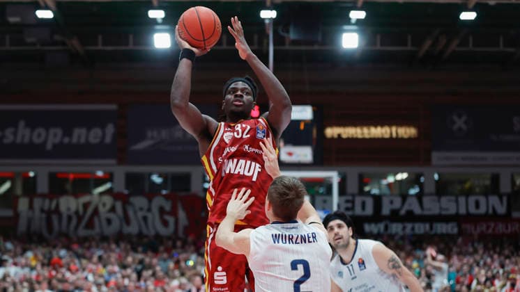 Im Bild: v.li. Charles Thompson (Wuerzburg Baskets, 32) am Ball gegen Niklas Wuerzner (MLP Academics Heidelberg, 2) 13.02.2026, Fitness First Wuerzburg Baskets vs. MLP Academics Heidelberg, easyCredit BBL, 20. Spieltag, Deutschland, 97072, tectake-Arena Wuerzburg, Copyright: HMBxMedia xJulienxBecker