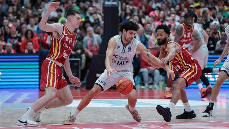 Im Bild: Christian Skladanowski (Wuerzburg Baskets, 19), links im Bild und Davion Mintz (Wuerzburg Baskets, 10), rechts im Bild verteidigen Erol Ersek (MLP Academics Heidelberg, 11) 13.02.2026, Fitness First Wuerzburg Baskets vs. MLP Academics Heidelberg, easyCredit BBL, 20. Spieltag, Deutschland, 97072, tectake-Arena Wuerzburg, Copyright: HMBxMedia xJulienxBecker