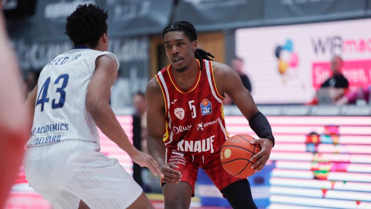Im Bild: v.li. Eric Reed II (MLP Academics Heidelberg, 43) gegen Marcus Carr(Wuerzburg Baskets, 5) am Ball 13.02.2026, Fitness First Wuerzburg Baskets vs. MLP Academics Heidelberg, easyCredit BBL, 20. Spieltag, Deutschland, 97072, tectake-Arena Wuerzburg, Copyright: HMBxMedia xJulienxBecker