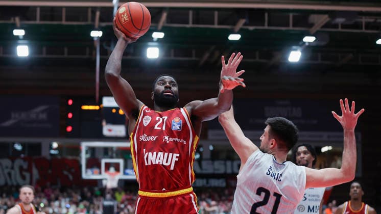 Im Bild: v.li. Eddy Edigin (Wuerzburg Baskets, 27) am Ball gegen Mateo Seric (MLP Academics Heidelberg, 21) 13.02.2026, Fitness First Wuerzburg Baskets vs. MLP Academics Heidelberg, easyCredit BBL, 20. Spieltag, Deutschland, 97072, tectake-Arena Wuerzburg, Copyright: HMBxMedia xJulienxBecker