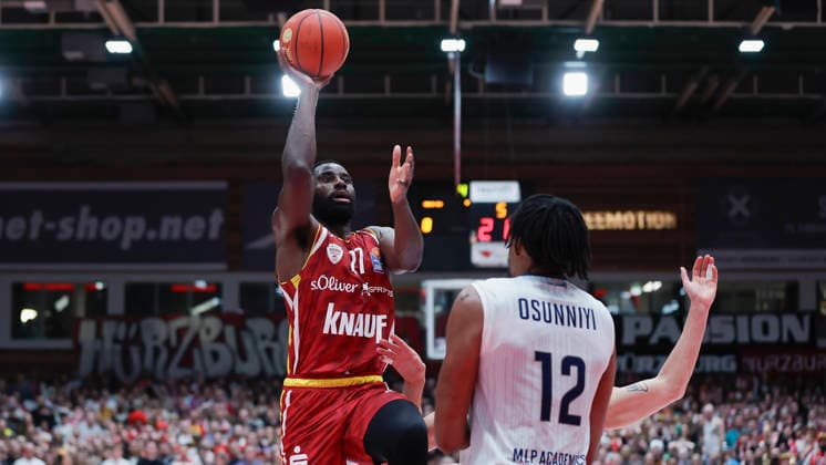 Im Bild: v.li. Eddy Edigin (Wuerzburg Baskets, 27) mit dem Korbleger gegen Osun Osunniyi (MLP Academics Heidelberg, 12) 13.02.2026, Fitness First Wuerzburg Baskets vs. MLP Academics Heidelberg, easyCredit BBL, 20. Spieltag, Deutschland, 97072, tectake-Arena Wuerzburg, Copyright: HMBxMedia xJulienxBecker