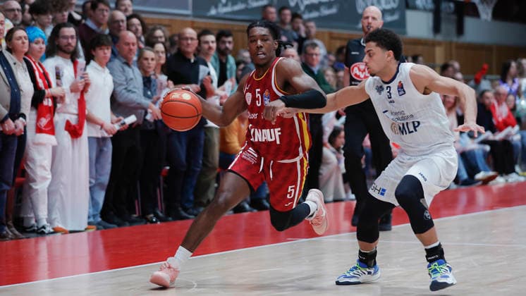 Im Bild: v.li. Marcus Carr(Wuerzburg Baskets, 5) am Ball gegen Kevin McClain (MLP Academics Heidelberg, 3) 13.02.2026, Fitness First Wuerzburg Baskets vs. MLP Academics Heidelberg, easyCredit BBL, 20. Spieltag, Deutschland, 97072, tectake-Arena Wuerzburg, Copyright: HMBxMedia xJulienxBecker