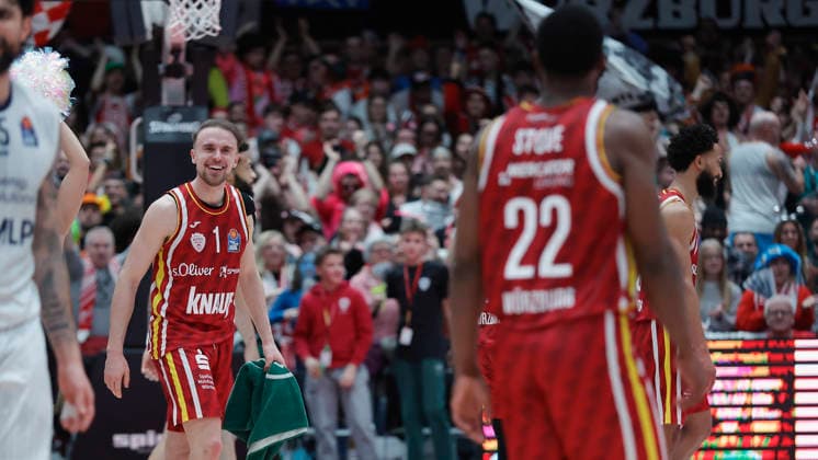 Im Bild: v.li. Lukas Herzog (Wuerzburg Baskets, 1) laechelt zu Johnathan Stove (Wuerzburg Baskets, 22) 13.02.2026, Fitness First Wuerzburg Baskets vs. MLP Academics Heidelberg, easyCredit BBL, 20. Spieltag, Deutschland, 97072, tectake-Arena Wuerzburg, Copyright: HMBxMedia xJulienxBecker