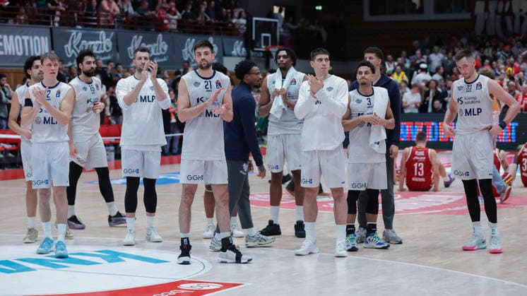 Im Bild: Die Mannschaft der MLP Academics Heidelberg bedankt sich bei seinen Fans fuer die Unterstuetzung. 13.02.2026, Fitness First Wuerzburg Baskets vs. MLP Academics Heidelberg, easyCredit BBL, 20. Spieltag, Deutschland, 97072, tectake-Arena Wuerzburg, Copyright: HMBxMedia xJulienxBecker