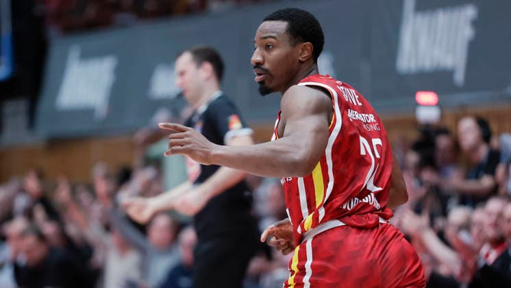 Im Bild: Johnathan Stove (Wuerzburg Baskets, 22) zeigt nach seinem Dreier Richtung seiner Teammates 13.02.2026, Fitness First Wuerzburg Baskets vs. MLP Academics Heidelberg, easyCredit BBL, 20. Spieltag, Deutschland, 97072, tectake-Arena Wuerzburg, Copyright: HMBxMedia xJulienxBecker