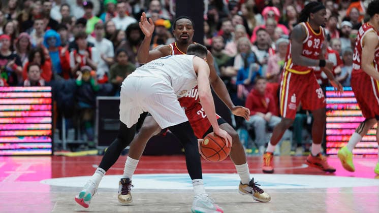 Im Bild: v.li. Ryan Mikesell (MLP Academics Heidelberg, 33) gegen Johnathan Stove (Wuerzburg Baskets, 22) 13.02.2026, Fitness First Wuerzburg Baskets vs. MLP Academics Heidelberg, easyCredit BBL, 20. Spieltag, Deutschland, 97072, tectake-Arena Wuerzburg, Copyright: HMBxMedia xJulienxBecker