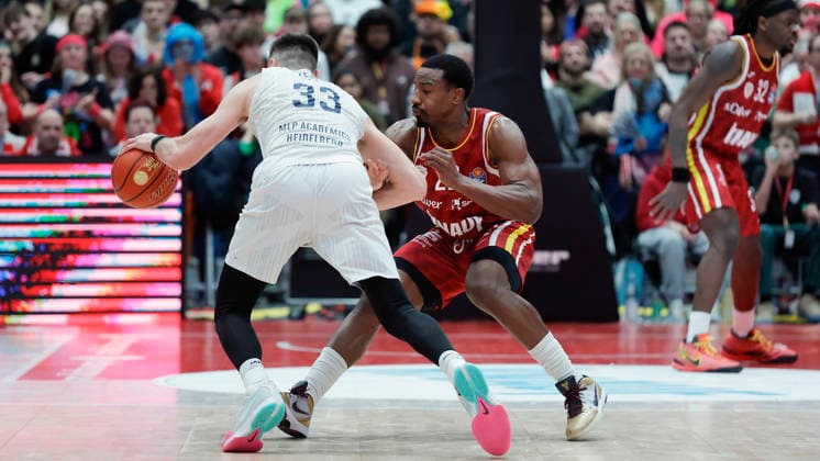 Im Bild: v.li. Ryan Mikesell (MLP Academics Heidelberg, 33) gegen Johnathan Stove (Wuerzburg Baskets, 22) 13.02.2026, Fitness First Wuerzburg Baskets vs. MLP Academics Heidelberg, easyCredit BBL, 20. Spieltag, Deutschland, 97072, tectake-Arena Wuerzburg, Copyright: HMBxMedia xJulienxBecker