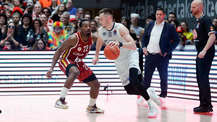 Im Bild: v.li. Johnathan Stove (Wuerzburg Baskets, 22) gegen Ryan Mikesell (MLP Academics Heidelberg, 33) 13.02.2026, Fitness First Wuerzburg Baskets vs. MLP Academics Heidelberg, easyCredit BBL, 20. Spieltag, Deutschland, 97072, tectake-Arena Wuerzburg, Copyright: HMBxMedia xJulienxBecker