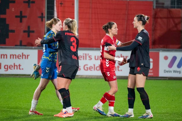Deutschland: Fussball Google Pixel Frauen-Bundesliga 2025 2026 - Bayer 04 Leverkusen vs 1. FC Köln - 18. Spieltag - Ulrich-Haberland-Stadion (Leverkusen): Irina Fuchs (1.FC Köln, 34) Melissa Friedrich (Bayer 04 Leverkusen,3) Selina Ostermeier (Bayer 04 Leverkusen, 2) Copyright: xOrhanxHabashx