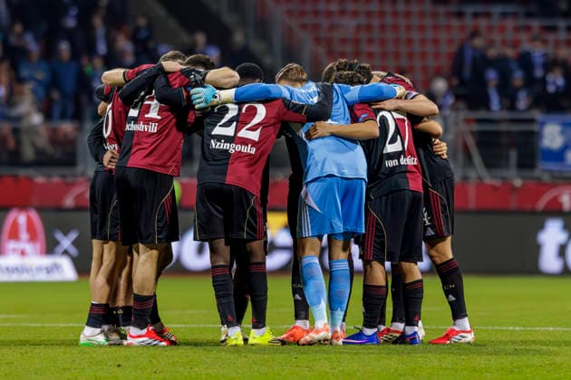 Nürnberg, Deutschland 13. Februar 2026: 2. Liga - 2025 2026 - 1. FC Nürnberg vs. Karlsruher SC Im Bild: Die Spieler vom Club bilden einen Mannschaftskreis zum Schulterschluss. DFL regulations prohibit any use of photographs as image sequences and or quasi-video Max-Morlock-Stadion Bayern