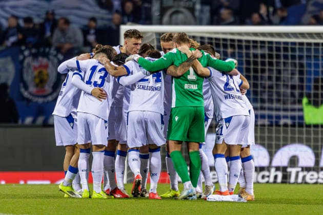 Nürnberg, Deutschland 13. Februar 2026: 2. Liga - 2025 2026 - 1. FC Nürnberg vs. Karlsruher SC Im Bild: Die Spieler vom KSC bilden einen Mannschaftskreis zum Schulterschluss. DFL regulations prohibit any use of photographs as image sequences and or quasi-video Max-Morlock-Stadion Bayern