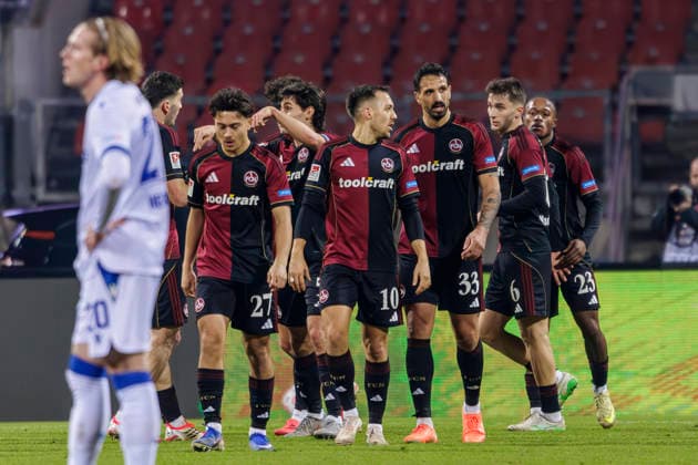 Nürnberg, Deutschland 13. Februar 2026: 2. Liga - 2025 2026 - 1. FC Nürnberg vs. Karlsruher SC Im Bild: in der Traube Torschütze Julian Justvan (FCN) jubelt nach seinem Tor zum 1:0 mit seinen Mannschaftskollegen, DFL regulations prohibit any use of photographs as image sequences and or quasi-video Max-Morlock-Stadion Bayern