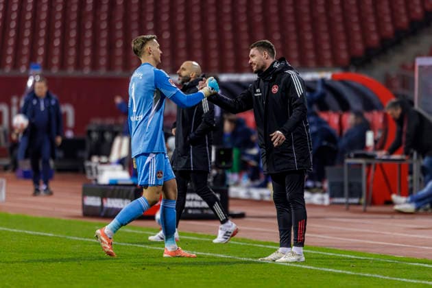 Nürnberg, Deutschland 13. Februar 2026: 2. Liga - 2025 2026 - 1. FC Nürnberg vs. Karlsruher SC Im Bild: v.li. Torhüter Jan Reichert (FCN) jubelt nach dem Tor zum 3:0 DFL regulations prohibit any use of photographs as image sequences and or quasi-video Max-Morlock-Stadion Bayern