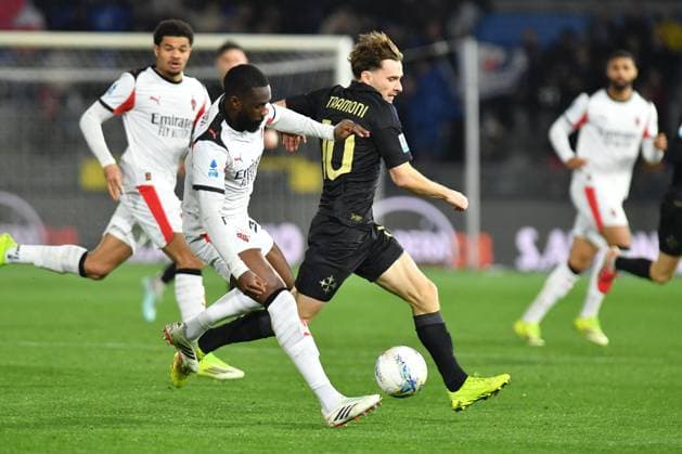 CALCIO - Serie A - Pisa SC vs AC Milan Oluwafikayomi Oluwadamilola Tomori (Milan) Matteo Tramoni (Pisa) during Pisa SC vs AC Milan, Italian soccer Serie A match in Pisa, Italy, February 13 2026 Pisa Italy  Copyright: xIPAxSport ABACAx