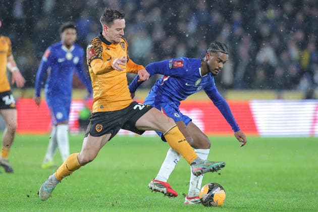 Hull City v Chelsea Emirates FA Cup Amir HadÅ¾iahmetoviÄ‡ of Hull City and Jorrel Hato of Chelsea challenge for the ball during the Emirates FA Cup Fourth Round match at the MKM Stadium, Hull 13 02 2026 UK Newspapers OUT Copyright: xDavidxGreavesx FIL-22964-0039