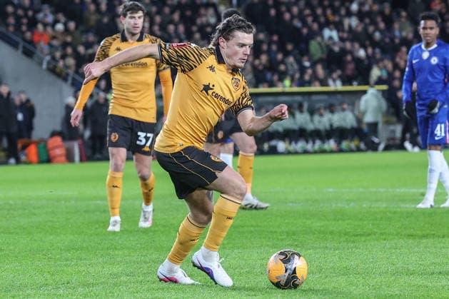 Hull City v Chelsea Emirates FA Cup Regan Slater of Hull City in action during the Emirates FA Cup Fourth Round match against Chelsea at the MKM Stadium, Hull 13 02 2026 UK Newspapers OUT Copyright: xDavidxGreavesx FIL-22964-0060