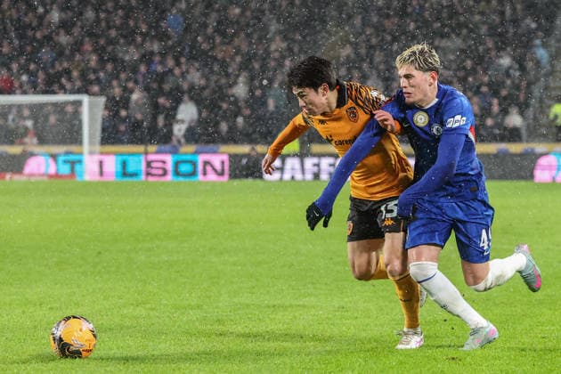 Hull City v Chelsea Emirates FA Cup Yu Hirakawa of Hull City and Alejandro Garnacho of Chelsea challenge for the ball during the Emirates FA Cup Fourth Round match at the MKM Stadium, Hull 13 02 2026 UK Newspapers OUT Copyright: xDavidxGreavesx FIL-22964-0066