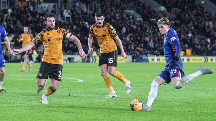Hull City v Chelsea Emirates FA Cup Alejandro Garnacho of Chelsea sets up to cross the ball during the Emirates FA Cup Fourth Round match at the MKM Stadium, Hull 13 02 2026 UK Newspapers OUT Copyright: xDavidxGreavesx FIL-22964-0067