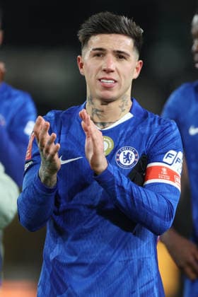 Hull City v Chelsea - Emirates FA Cup Fourth Round Enzo Fernandez of Chelsea applauds the fans after the Emirates FA Cup Fourth Round match between Hull City and Chelsea on February 13, 2026 in Hull, England. WARNING! This Photograph May Only Be Used For Newspaper And Or Magazine Editorial Purposes. May Not Be Used For Publications Involving 1 player, 1 Club Or 1 Competition Without Written Authorisation From Football DataCo Ltd. For Any Queries, Please Contact Football DataCo Ltd on +44 (0) 207 864 9121 Hull MKM Stadium England United Kingdom Copyright: xAllstarxPicturexLibraryxLtdx