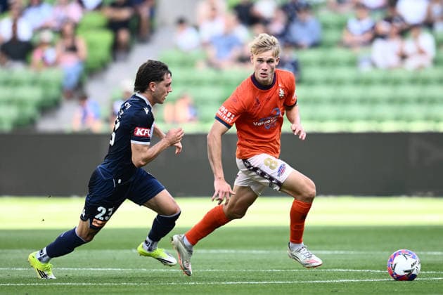 ALEAGUE VICTORY ROAR, Keegan Jelacic of the Victory (left) and Sam Klein of the Roar during the A-League Men™s Round 17 match between Melbourne Victory and the Brisbane Roar at AAMI Park in Melbourne, Saturday, February 14, 2026. ( NO ARCHIVING, EDITORIAL USE ONLY MELBOURNE VICTORIA AUSTRALIA  Copyright: xJOELxCARRETTx 20260214164094411780