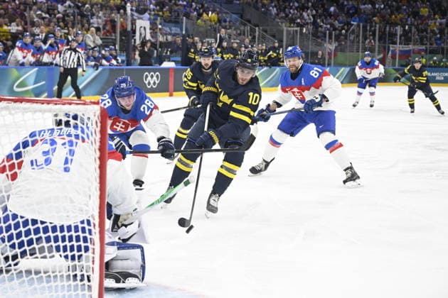 MILAN, ITALY 20260214 Sweden s Alexander Wennberg (10) faces Slovakia s goalie Samuel Hlavaj (31) during the Ice hockey, Eishockey match in Group B between Sweden and Slovakia at the Santagiulia Arena during the Milan Olympics. *** The image is included in the SPORTS PACKAGE. For others PAID IMAGE *** MILANO ITALY x10070x *** MILAN, ITALY 20260214 Sweden s Alexander Wennberg 10 faces Slovakia s goalie Samuel Hlavaj 31 during the ice hockey match in Group B between Sweden and Slovakia at the Santagiulia Arena during the Milan Olympics The image is included in the SPORTS PACKAGE For others PAID IMAGE MILANO ITALY x10070x  Copyright: xJessicaxGow TTx 2026 OLYMPICS ICE HOCKEY SWEDEN-SLOVAKIA