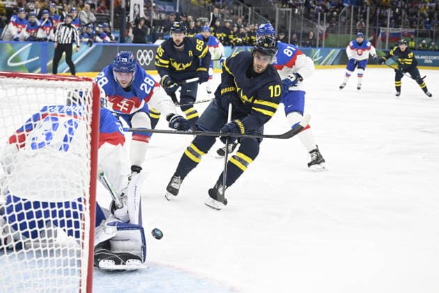 MILANO, ITALIEN 20260214 Sveriges Alexander Wennberg (10) framme vid Slovakiens malvakt Samuel Hlavaj (31) under ishockeymatchen i grupp B mellan Sverige och Slovakien i Santagiulia Arena under OS i Milano. *** Bilden ingar i SPORTPAKET. För övriga BETALBILD *** MILANO ITALIEN x10070x *** MILANO, ITALY 20260214 Swedens Alexander Wennberg 10 in front of Slovakias goalkeeper Samuel Hlavaj 31 during the ice hockey match in Group B between Sweden and Slovakia in Santagiulia Arena during the Milan Olympics Picture in SPORTPAKET For others PAYPICTURE MILANO ITALY x10070x  Copyright: xJessicaxGow TTx OS 2026 ISHOCKEY SVERIGE-SLOVAKIEN