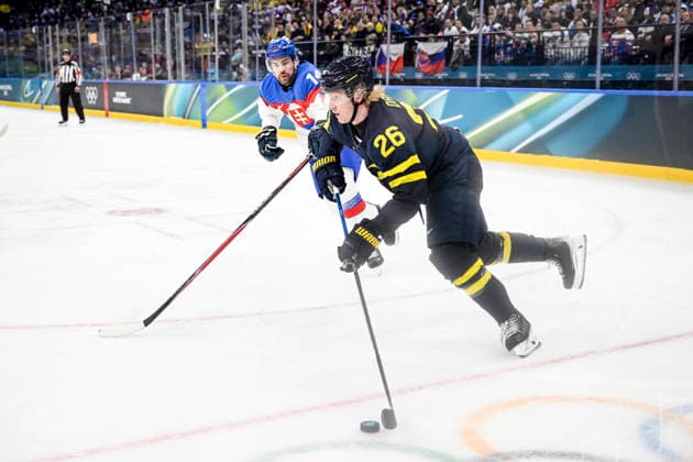 MILANO, ITALIEN 20260214 Sveriges Rasmus Dahlin (26) jagas av Slovakiens Peter Ceresnak (14) under ishockeymatchen i grupp B mellan Sverige och Slovakien i Santagiulia Arena under OS i Milano. *** Bilden ingar i SPORTPAKET. För övriga BETALBILD *** MILANO ITALIEN x10070x *** MILANO, ITALY 20260214 Swedens Rasmus Dahlin 26 is chased by Slovakias Peter Ceresnak 14 during the Group B ice hockey match between Sweden and Slovakia at the Santagiulia Arena during the Milan Olympics Picture in SPORTPAKET For others PAYPICTURE MILANO ITALY x10070x  Copyright: xJessicaxGow TTx OS 2026 ISHOCKEY SVERIGE-SLOVAKIEN