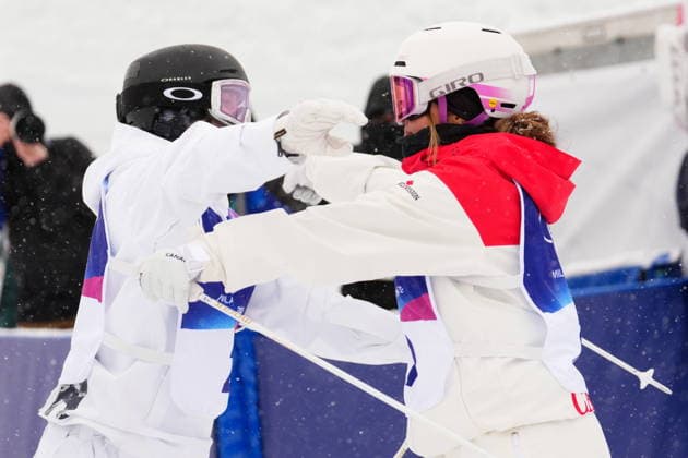 February 14, 2026, Livigno, Italy: Canada s Ashley Koehler embraces her competitor, the United States Elizabeth Lemley, during the women s dual moguls 1 8 final at the Milano Cortina 2026 Winter Olympic Games, Olympische Spiele, Olympia, OS in Livigno, Italy, Saturday, Feb. 14, 2026. Canada News - February 14, 2026  - ZUMAc35_ 20260214_zaf_c35_008 Copyright: xSeanxKilpatrickx