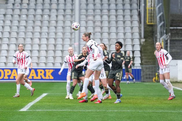 Google Pixel Frauen-Bundesliga: SC Freiburg vs. 1. FC Union Berlin, 14.02.2026 Julia Stierli (SC Freiburg, 5) mit einem Kopfball im Sechzehner Google Pixel Frauen-Bundesliga: SC Freiburg vs. 1. FC Union Berlin, Dreisamstadion, 14.02.2026 DFB DFL REGULATIONS PROHIBIT ANY USE OF PHOTOGRAPHS AS IMAGE SEQUENCES AND OR QUASI-VIDEO. Copyright: xBEAUTIFULxSPORTS Boscox