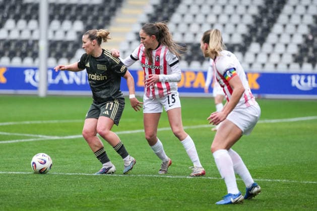 Google Pixel Frauen-Bundesliga: SC Freiburg vs. 1. FC Union Berlin, 14.02.2026 Zweikampf zwischen Dina Orschmann (1. FC Union Berlin, 11) und Maj Schneider (SC Freiburg, 15) Google Pixel Frauen-Bundesliga: SC Freiburg vs. 1. FC Union Berlin, Dreisamstadion, 14.02.2026 DFB DFL REGULATIONS PROHIBIT ANY USE OF PHOTOGRAPHS AS IMAGE SEQUENCES AND OR QUASI-VIDEO. Copyright: xBEAUTIFULxSPORTS Boscox