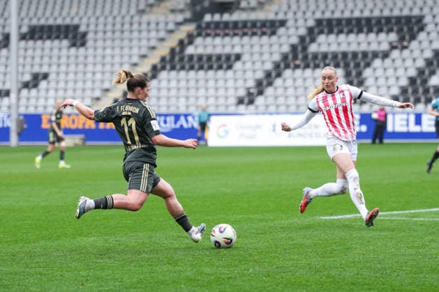 Google Pixel Frauen-Bundesliga: SC Freiburg vs. 1. FC Union Berlin, 14.02.2026 Dina Orschmann (1. FC Union Berlin, 11) mit einer Flanke Google Pixel Frauen-Bundesliga: SC Freiburg vs. 1. FC Union Berlin, Dreisamstadion, 14.02.2026 DFB DFL REGULATIONS PROHIBIT ANY USE OF PHOTOGRAPHS AS IMAGE SEQUENCES AND OR QUASI-VIDEO. Copyright: xBEAUTIFULxSPORTS Boscox
