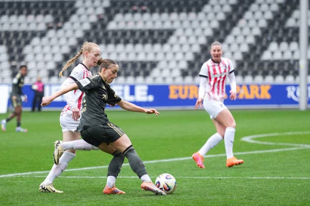 Google Pixel Frauen-Bundesliga: SC Freiburg vs. 1. FC Union Berlin, 14.02.2026 Zweikampf zwischen Lia Kamber (1. FC Union Berlin, 41) und Meret Felde (SC Freiburg, 4) Google Pixel Frauen-Bundesliga: SC Freiburg vs. 1. FC Union Berlin, Dreisamstadion, 14.02.2026 DFB DFL REGULATIONS PROHIBIT ANY USE OF PHOTOGRAPHS AS IMAGE SEQUENCES AND OR QUASI-VIDEO. Copyright: xBEAUTIFULxSPORTS Boscox