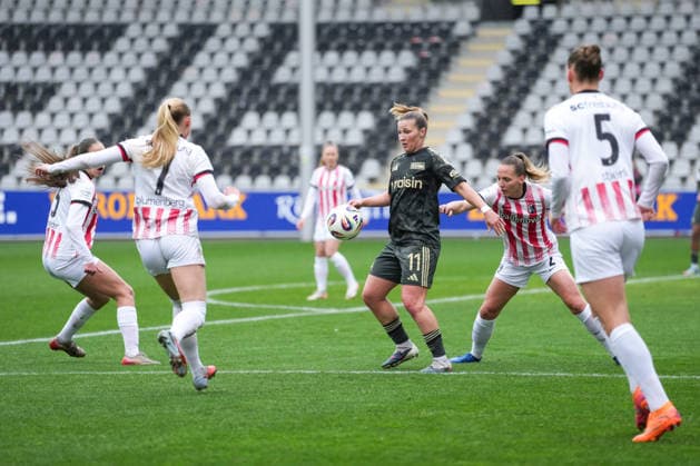 Google Pixel Frauen-Bundesliga: SC Freiburg vs. 1. FC Union Berlin, 14.02.2026 Zweikampf zwischen Dina Orschmann (1. FC Union Berlin, 11) und Lisa Karl (SC Freiburg, 2) Google Pixel Frauen-Bundesliga: SC Freiburg vs. 1. FC Union Berlin, Dreisamstadion, 14.02.2026 DFB DFL REGULATIONS PROHIBIT ANY USE OF PHOTOGRAPHS AS IMAGE SEQUENCES AND OR QUASI-VIDEO. Copyright: xBEAUTIFULxSPORTS Boscox