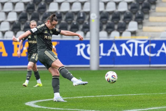 Google Pixel Frauen-Bundesliga: SC Freiburg vs. 1. FC Union Berlin, 14.02.2026 Anna Weiß (1. FC Union Berlin, 21) mit ihrem Tor-Schuss zum 0:1 Google Pixel Frauen-Bundesliga: SC Freiburg vs. 1. FC Union Berlin, Dreisamstadion, 14.02.2026 DFB DFL REGULATIONS PROHIBIT ANY USE OF PHOTOGRAPHS AS IMAGE SEQUENCES AND OR QUASI-VIDEO. Copyright: xBEAUTIFULxSPORTS Boscox