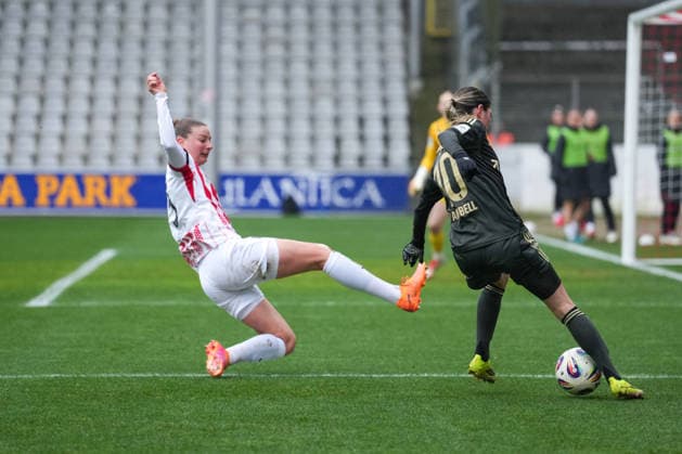 Google Pixel Frauen-Bundesliga: SC Freiburg vs. 1. FC Union Berlin, 14.02.2026 Dina Orschmann (1. FC Union Berlin, 11) im Zweikampf mit Julia Stierli (SC Freiburg, 5), die vorbei rutscht Google Pixel Frauen-Bundesliga: SC Freiburg vs. 1. FC Union Berlin, Dreisamstadion, 14.02.2026 DFB DFL REGULATIONS PROHIBIT ANY USE OF PHOTOGRAPHS AS IMAGE SEQUENCES AND OR QUASI-VIDEO. Copyright: xBEAUTIFULxSPORTS Boscox