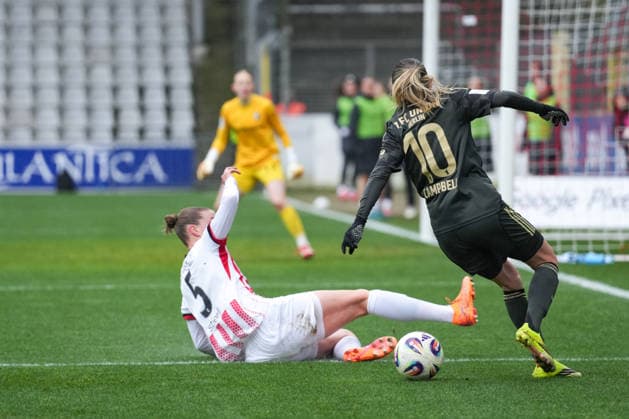 Google Pixel Frauen-Bundesliga: SC Freiburg vs. 1. FC Union Berlin, 14.02.2026 Dina Orschmann (1. FC Union Berlin, 11) im Zweikampf mit Julia Stierli (SC Freiburg, 5), die vorbei rutscht Google Pixel Frauen-Bundesliga: SC Freiburg vs. 1. FC Union Berlin, Dreisamstadion, 14.02.2026 DFB DFL REGULATIONS PROHIBIT ANY USE OF PHOTOGRAPHS AS IMAGE SEQUENCES AND OR QUASI-VIDEO. Copyright: xBEAUTIFULxSPORTS Boscox